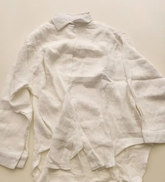 플리츠 소재치고는 두께가 있어요~  여름엔 더울꺼 같고 봄가을 간절기에 입기좋아요~