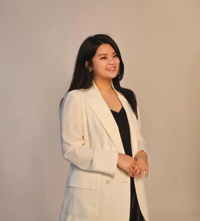 몸무게가 71kg이에요 얼굴이 작은편이고 
