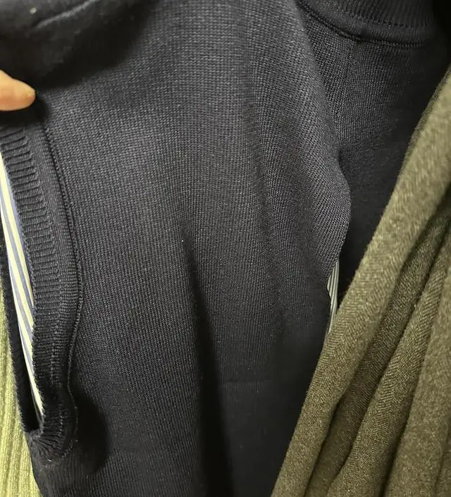 출근용인데 단정하니 이쁘네요 옷이 가벼워요 뒷 지퍼가 없어서 아쉽지만 입고 벗기 좋