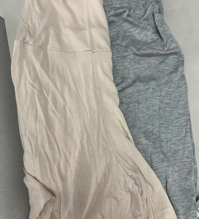 여름용으로 샀는데 시원한 재질은 아니지만 재질 자체가 부들부들 좋고 편해요 안입은거