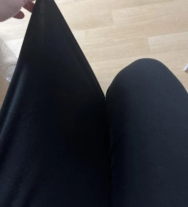 많이 얇은데 신축성이 좋고 거의 안입은듯 정말 편합니다. 
