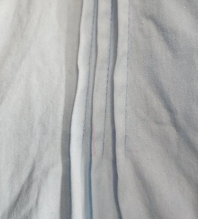 후기보고 살걸 그랫어요 가슴 셔링부분에 빨간색 줄이 잇네요 받자마자 빨았는데도 안지