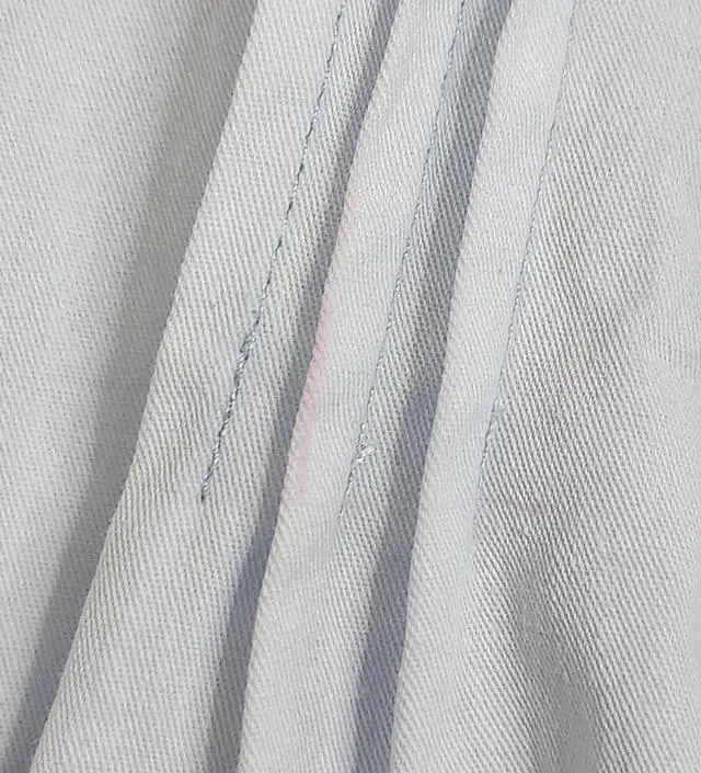 후기보고 살걸 그랫어요 가슴 셔링부분에 빨간색 줄이 잇네요 받자마자 빨았는데도 안지