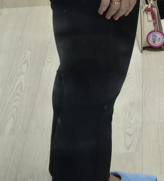 다리살이 많이쪄서 종아리부분이 좀붙어서 신경쓰이지만 배 부분도 편하고 운동할때입기