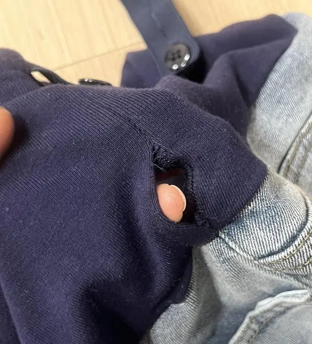 어제 받자마자 한번 빨고 오늘 바로 입었는데 옆구리 매듭이 터져있네요 제가
