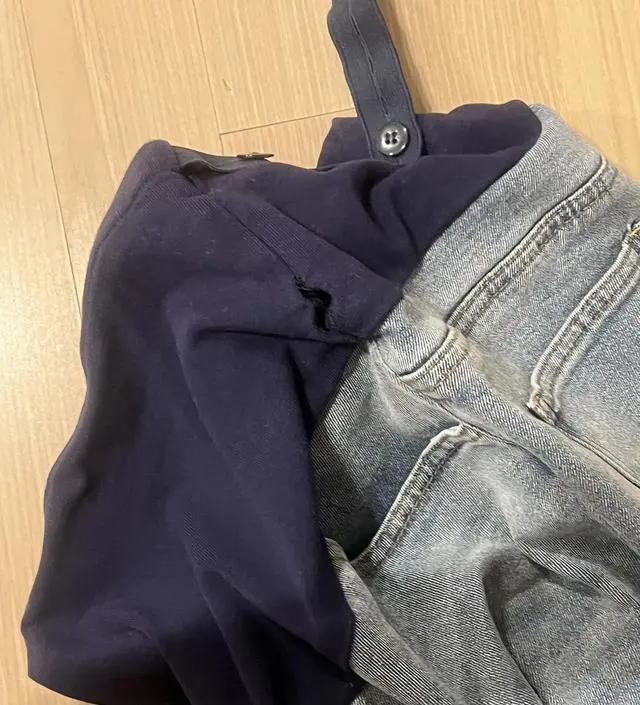 어제 받자마자 한번 빨고 오늘 바로 입었는데 옆구리 매듭이 터져있네요 제가
