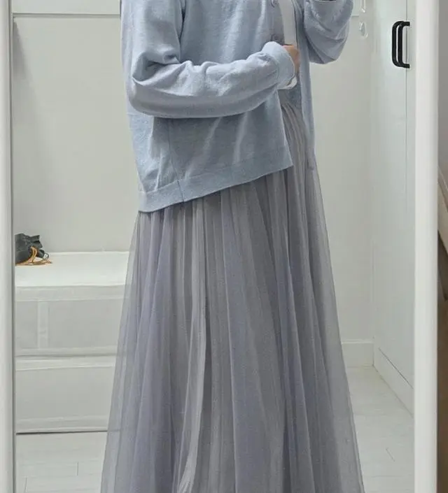 마감이 안좋긴 하지만 옷은 예쁘네요. 고무줄 잘늘어나서 배도 편합니다.
