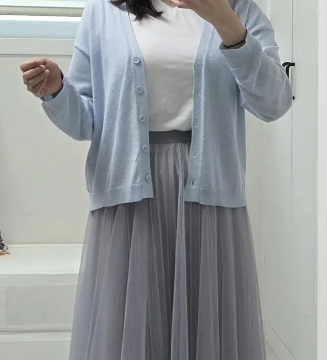 마감이 안좋긴 하지만 옷은 예쁘네요. 고무줄 잘늘어나서 배도 편합니다.
