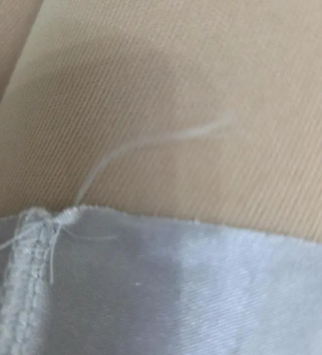 마감이 안좋긴 하지만 옷은 예쁘네요. 고무줄 잘늘어나서 배도 편합니다.
