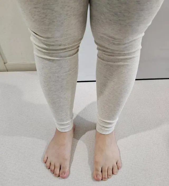 쫀쫀하니 좋아요. 이전에 입었던 레깅스들이 허벅지 안쪽이 닳아서 구멍날 거 같아서 샀