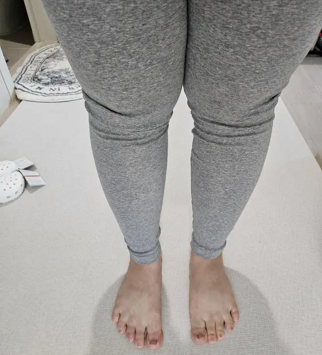 쫀쫀하니 좋아요. 이전에 입었던 레깅스들이 허벅지 안쪽이 닳아서 구멍날 거 같아서 샀