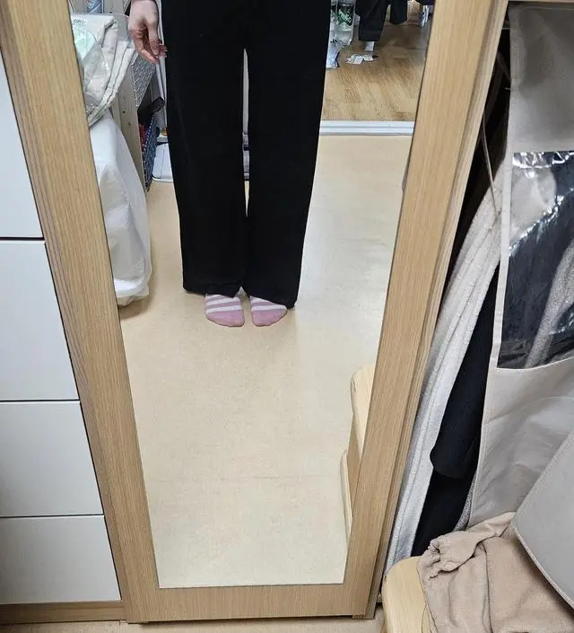 하늘하늘 하니 지금 입기 딱 좋고 배 부분을 조이지 않아 맘에 듭니다
