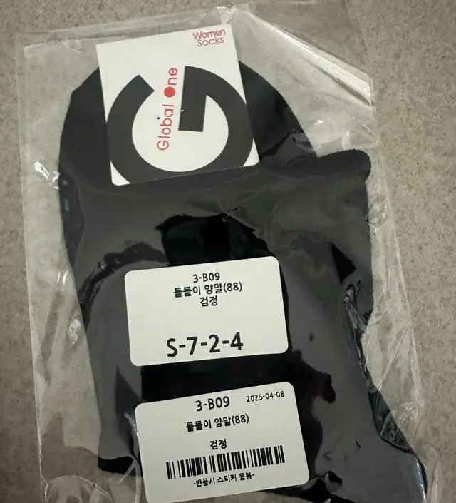 베이지 검정 무난한 컬러로 구매했어요 발볼 조임없다고 해서 구매해봤어요 잘 신을게요