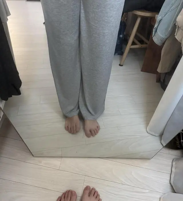 완전 편하고 잘 늘어나고 여름에도 찰랑찰랑하니 잘 입을 것 같아요 ㅋㅋ 재구매 각입니