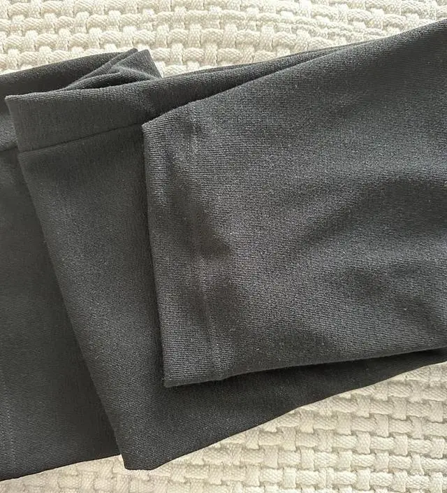 스판 재질에 뒷트임이 있어서 너무너무 편해요!! 진즉 구매할걸 그랬어요!!!! 다만 한 