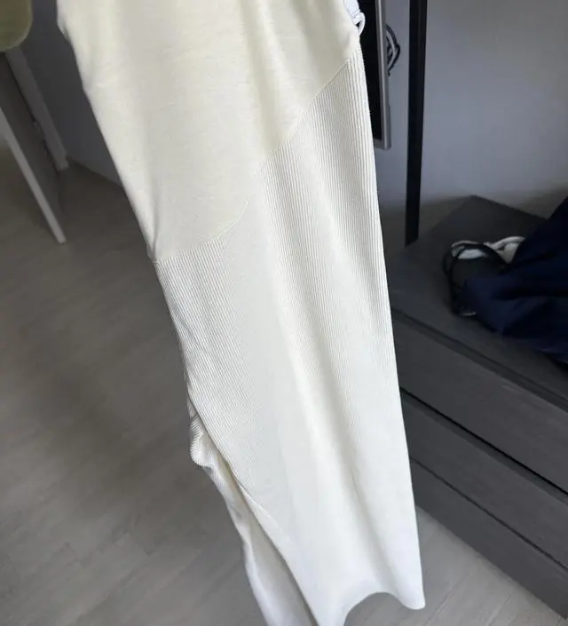 바지. 편하고 좋아요. 기장이 좀 길어서 땅에 좀 끌려서 바지 꼈다는 까매졌어요.