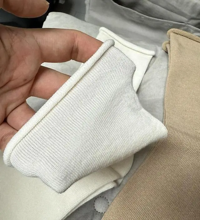 봄 가을 신기 좋은 두께이고, 한여름에는 아주 살짝은 더울 수 있을거같아요. 4월 출산