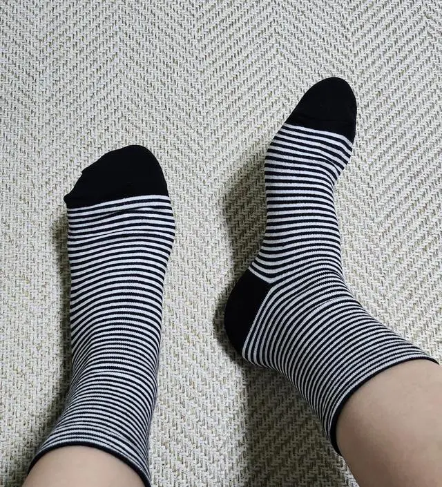 엄청 탄력 있고 가볍고 포인트 주기 좋은 양말이예요. 레깅스에 잘 어울리고 원피스에도