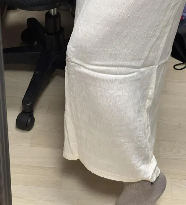 생각보다 노랗게 보였는데 펼쳐서 입으니 적당한 아이보리 컬러였어요! 접힌 자국만 펴