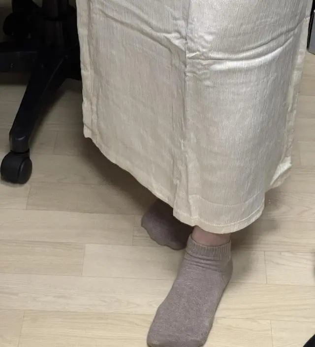 생각보다 노랗게 보였는데 펼쳐서 입으니 적당한 아이보리 컬러였어요! 접힌 자국만 펴