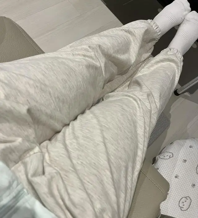 색도 너무이쁘고 배부분밴딩이 배를 다 덮어주어서 봄가을 입기에 좋은 재질입니다 밴딩