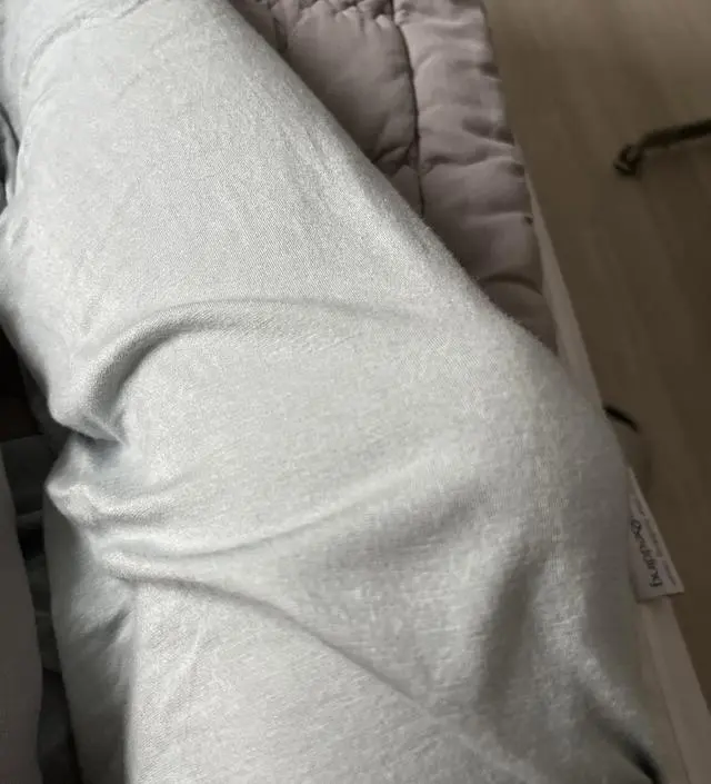 편하고 예뻐요. 집에서 아기가 옷에 얼굴을 비벼서 걱정돼서 구매했는데 안심도 되고 수