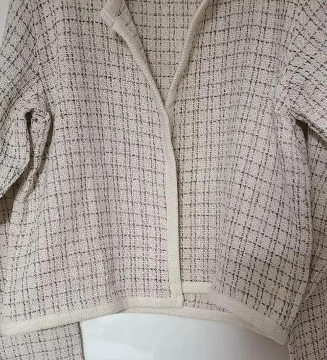 어깨가 조금 타이트한데 가격대비 고급지고 잘입고 다닐것 같아요 청바지랑 딱이네요