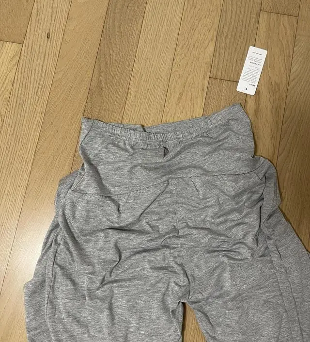 일단 칼배송 하루만에 와서 만족! 현재 26준데 바지는 앞쪽은 임부용인데 뒤에 시보리잡