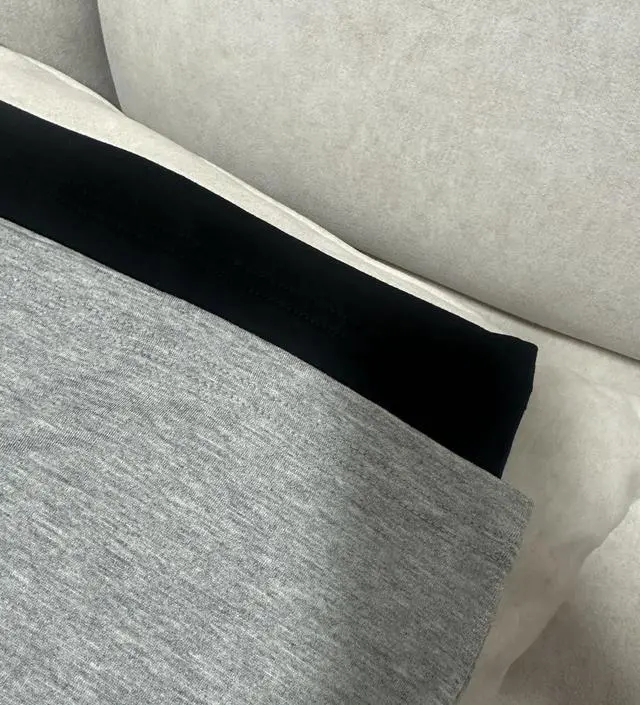 둘다 롱기장 시켰는데 블랙이 좀더 길어요. 안쪽길이 70이라고 적혀있는데 1-2센치 오차