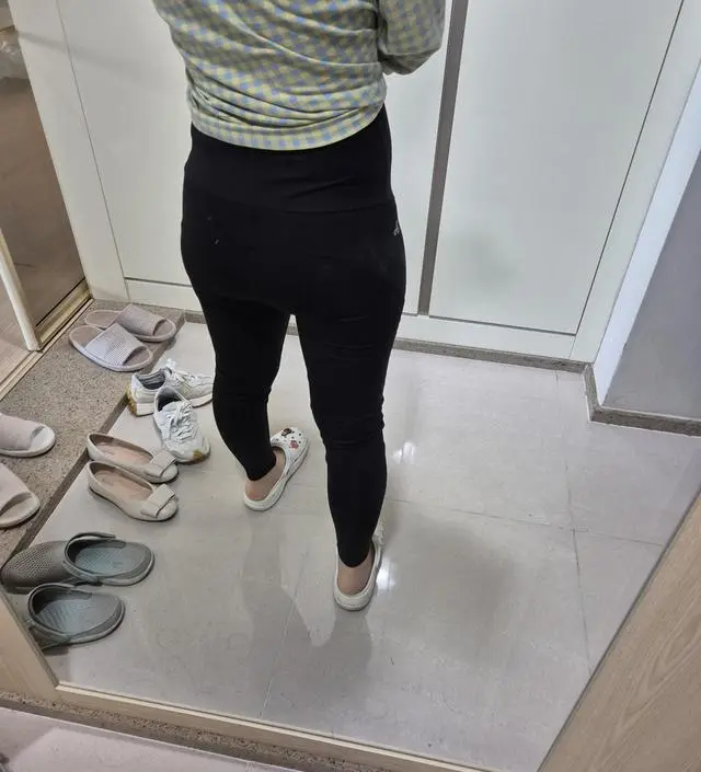 엄청 편하고 좋아요. 배 불편한 부분도 전혀 없어요. 이거 입고 필라테스 해요. 