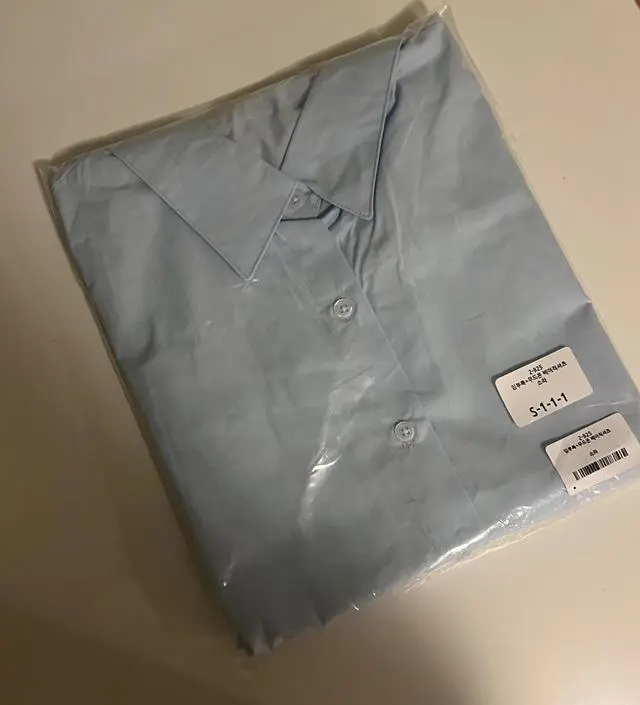 길이가 길지 않아서 하의랑 꼭 입거나 원피스에 가디건(?) 느낌으로 입어야 할 것 같아