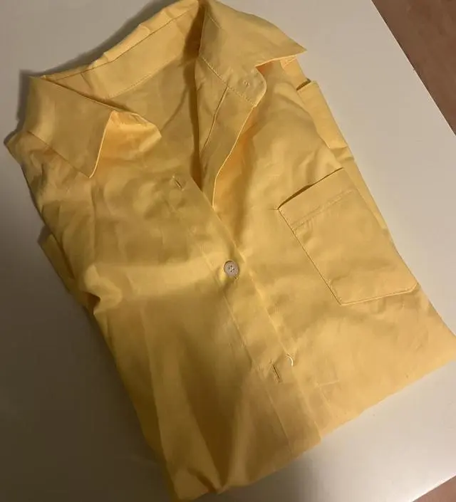 색감이 너무 예뻐요 봄과 어울리는 병아리 색 ㅎㅎ 소재도 시원하고 봄에 잘 입을 것 같