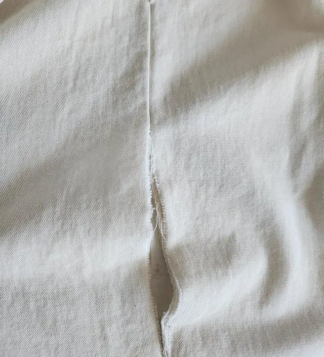 배송 받았는데 옆에 구멍이 커다랗게 뜯겨져서 당황스럽네요.. 내일 만삭 촬영이라 입어