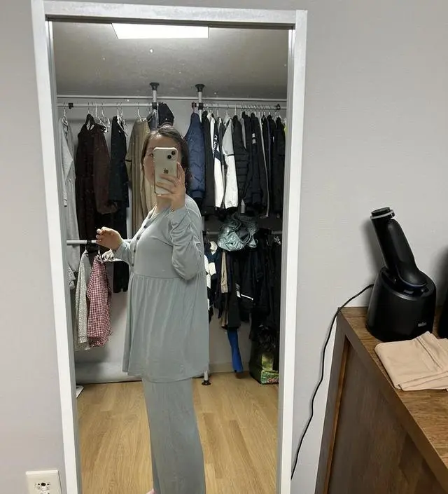 출산 후 날은 더워지고 에어컨을 쐰다거나 찬바람을 쐬면 안되니 긴팔긴바지를 입어야하