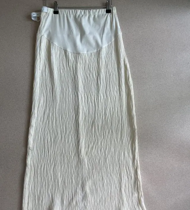 봄 여름에 입기 좋은 하늘하늘 치마예요. 속치마가 없지만 재질이 특이해서 속바지만 입