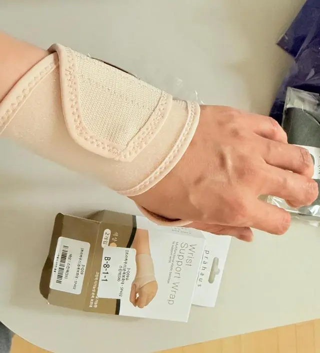 출산후 손목보호대필요하다고하여 주문했어요. 짱짱하게 잡아주니 좋네요. 
