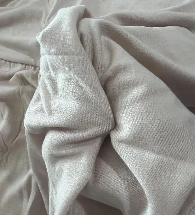 재질이 엄청 부드럽고 좋네요 속옷으로 입고 자도 될것같은 편안함이었음 ㅋ