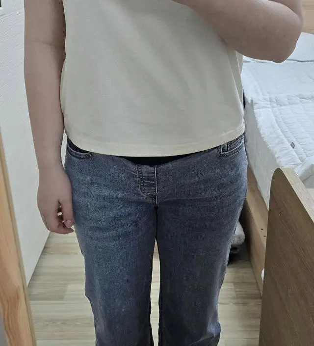 아이보리 계열 크림색보다는 노란빛이 더 있는 색이에요. 코디되어있던 원피스랑 같이 