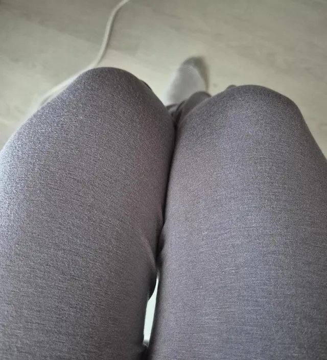 배 부분이 편해요 소재가 얇아서 좀 후줄근 스탈임 먹색이 진회색 느낌이 아니여서 단지