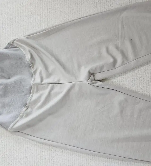 길이가 살짝 긴 감이 있고, 배부분이 두꺼워서 답답한 감이 좀 있어요~~ 그래도 색상도