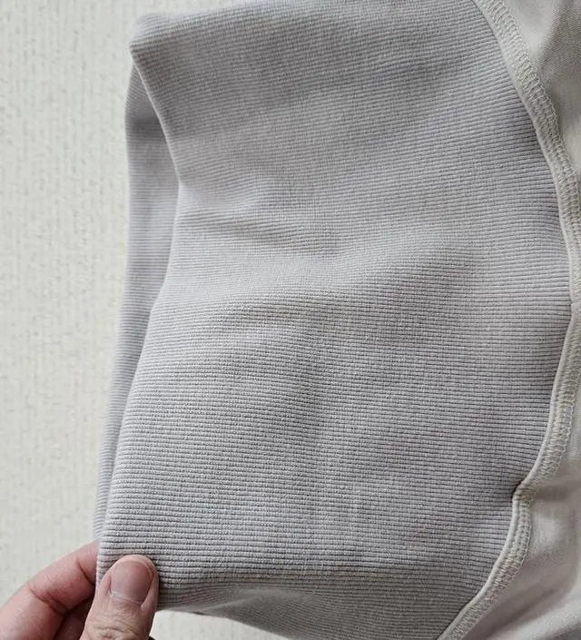 길이가 살짝 긴 감이 있고, 배부분이 두꺼워서 답답한 감이 좀 있어요~~ 그래도 색상도