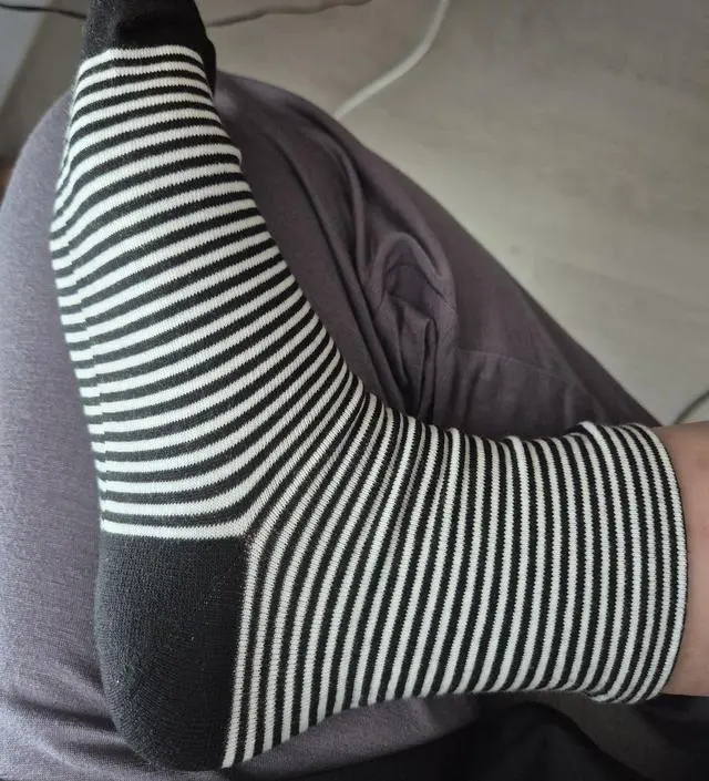 안 조여서 좋아요 편합니다 손발 다 부어서 양말도 노밴드가 좋네요