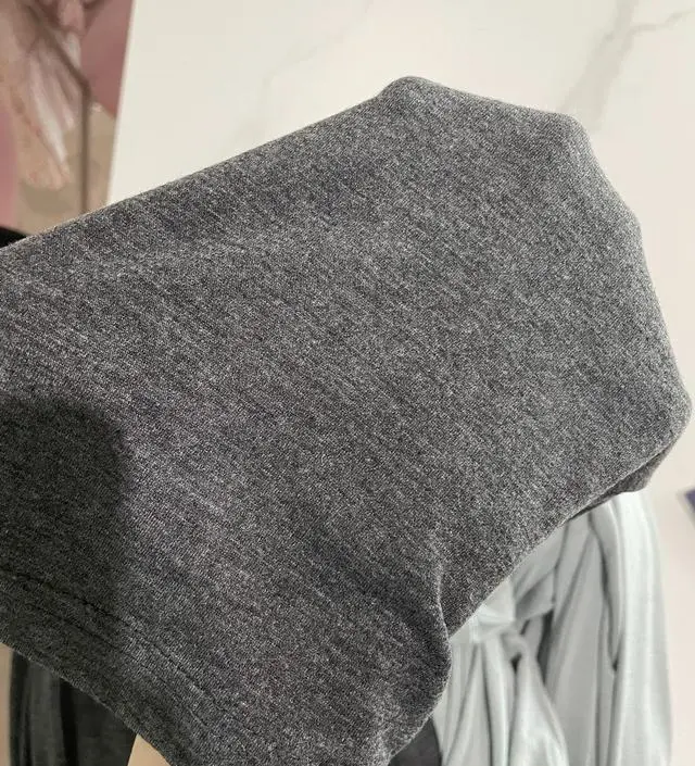 색도 차콜이라서 문안하게 가족있을때 입기도 좋네요