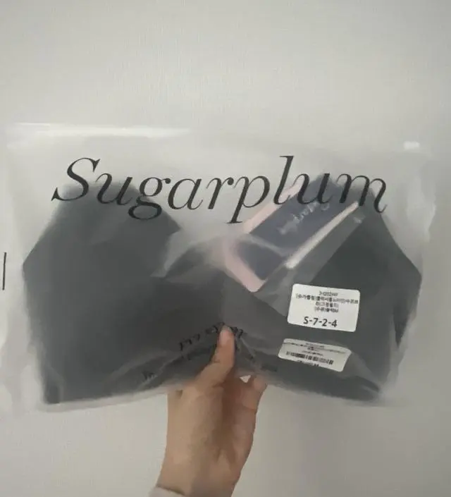 편해요! 연장후크도 줘서 나중에 살이쪄도 편하게 입을 수 있을 것 같아요