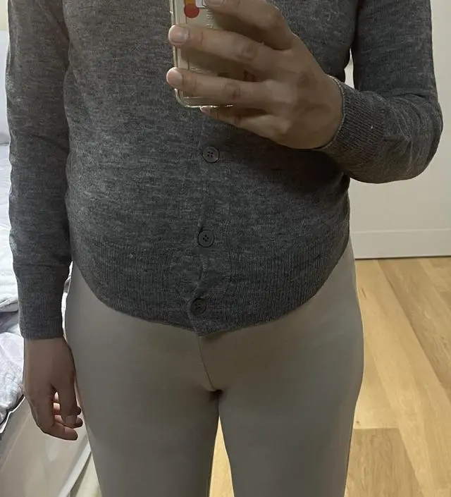 날씨변화가 있어 겉옷이 필요해서 구매했는데요 많이 두껍지
