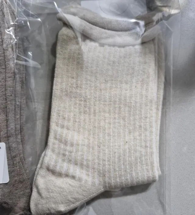 양말 한 개가 돌돌이양말로 잘못 왔어요.. 비닐에는 골지패턴삭스 스티커로 잘못 붙어 