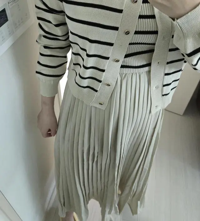 소재가 주름이 지는 소재라 그런지 배송오자마자 꺼내보니 치마부분 주름을 져있어서 펴