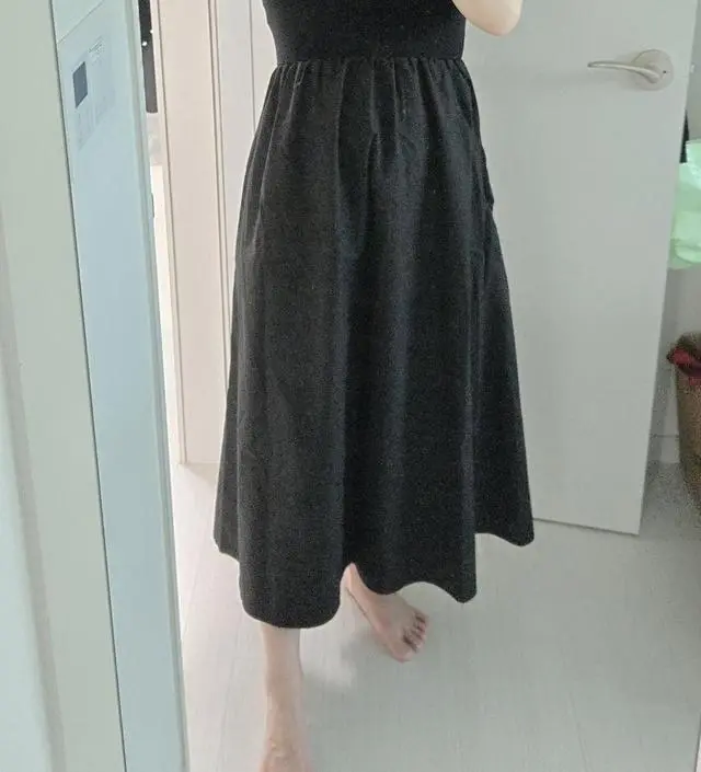 치마부분이 바스락거리는 소재라 주름이 잘 생길 줄 알았는데 생각외로 주름도 안지고 