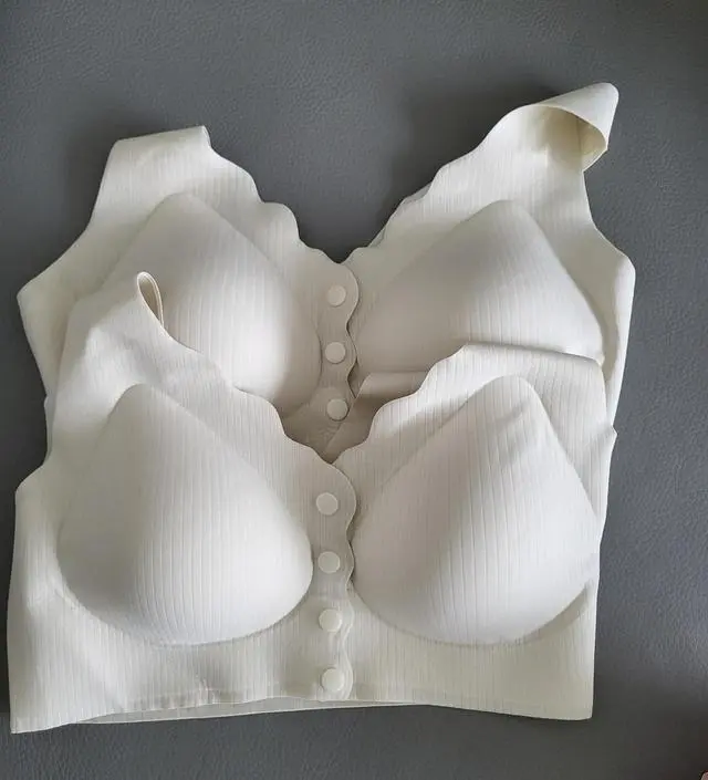 처음 받고 생각보다 커서 놀랐는데 막상 착용해보니 괜찮네요.ㅎㅎ 일단 속 패드가 움직