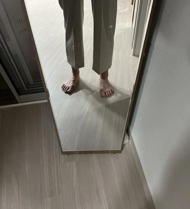 시원한 소재에요. 그런데 기장이 좀 짧은편인듯합니다 약간 7부나 8부 느낌으로 입으면